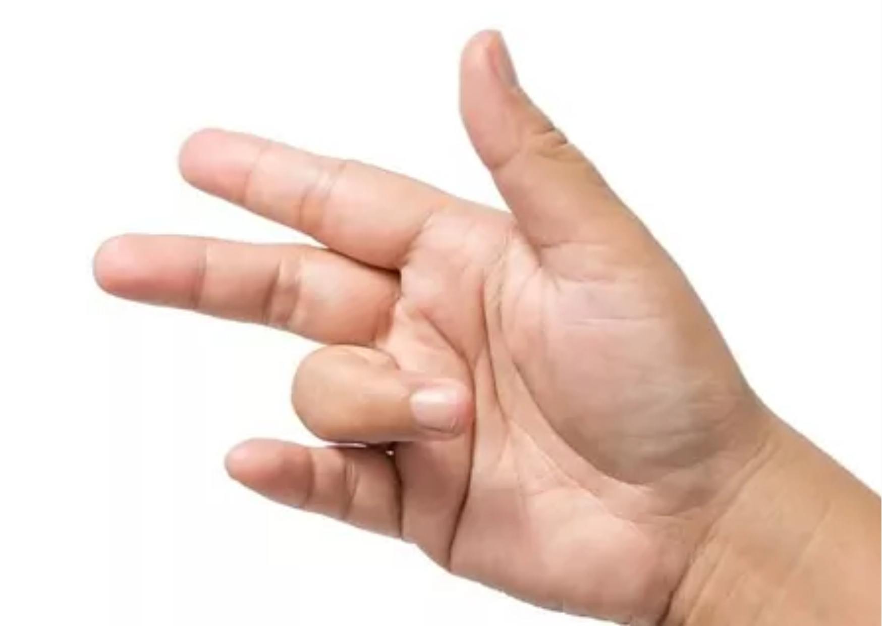 uma mão feminina com dedo em gatilho